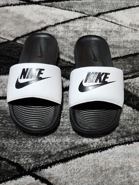 NIKE VICTORI ONE SWOOSH WHITE & BLACK SLIDES SANDALS SLIP-ON